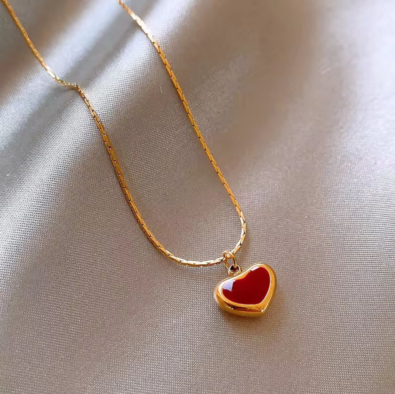 Elegant Heart Pendant Necklace – Waterproof, Durable & Perfect for Gifting